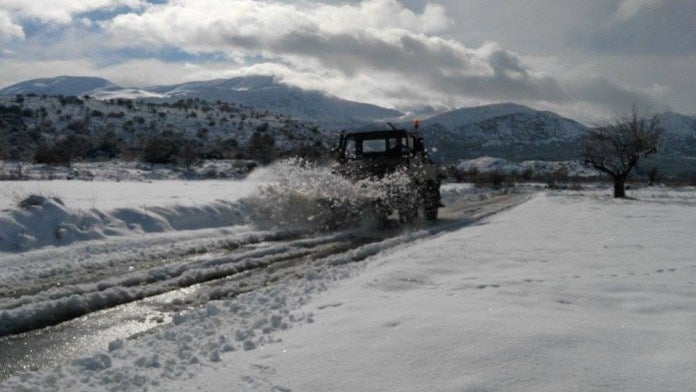 H Πολεμική Αεροπορία κοντά στους πολίτες – Καθαρισμός δρόμων από χιόνια και μεταφορά ασθενή σε νοσοκομείο (βίντεο)